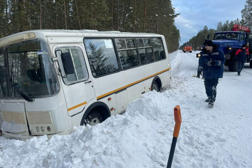 Автобус с пассажирами съехал в кювет в Ленском районе Якутии