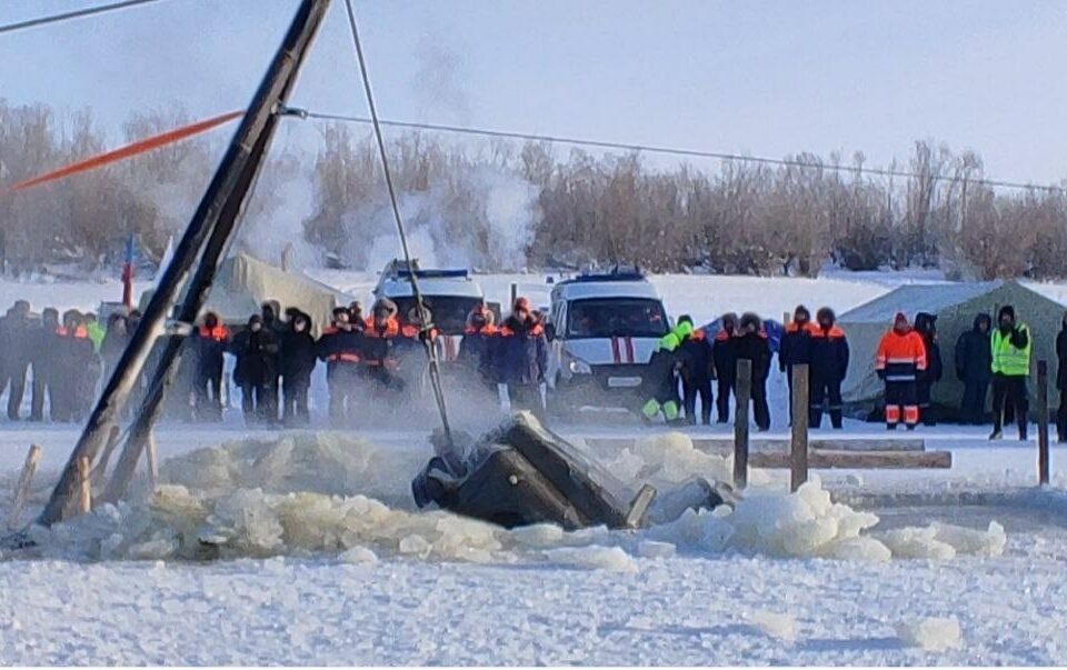 В Якутске прошли учения по подъему грузового автомобиля из-подо льда