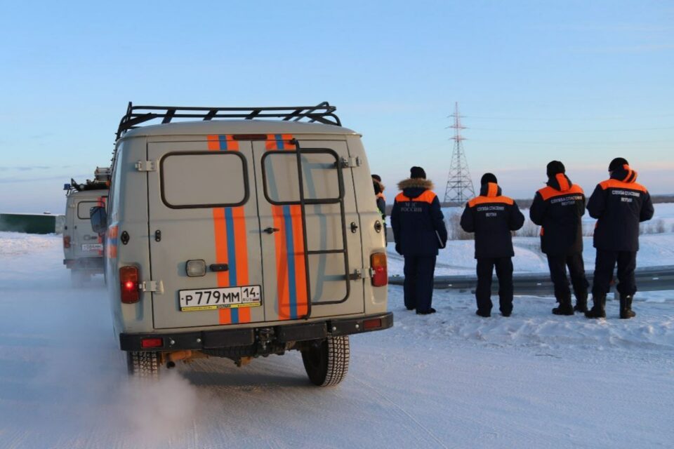 Двое мужчин застряли в сломанном автомобиле на трассе «Колыма» в Якутии