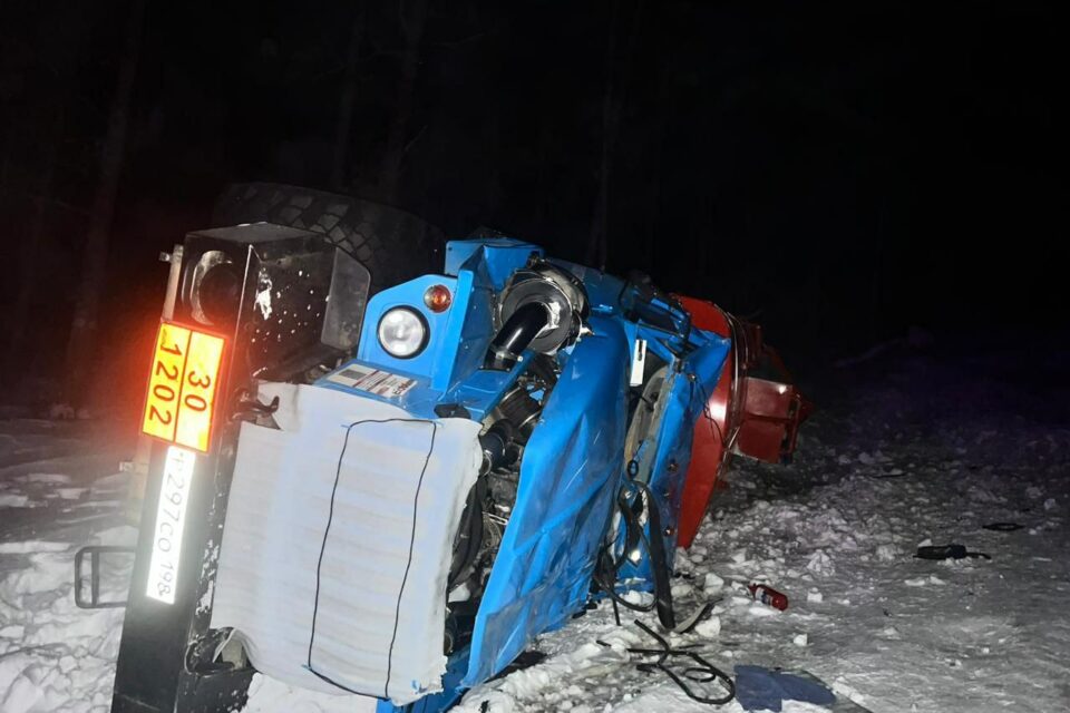 В Олекминском районе Якутии водитель погиб при опрокидывании грузовика