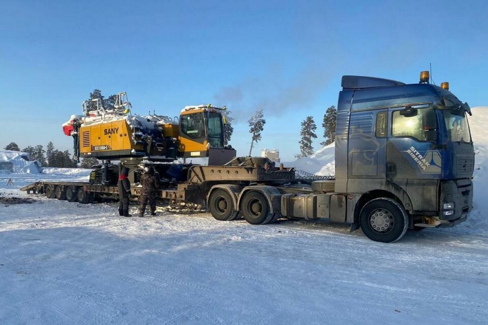 Группа «ВИС» доставила в Якутск тяжелую спецтехнику для строительства Ленского моста