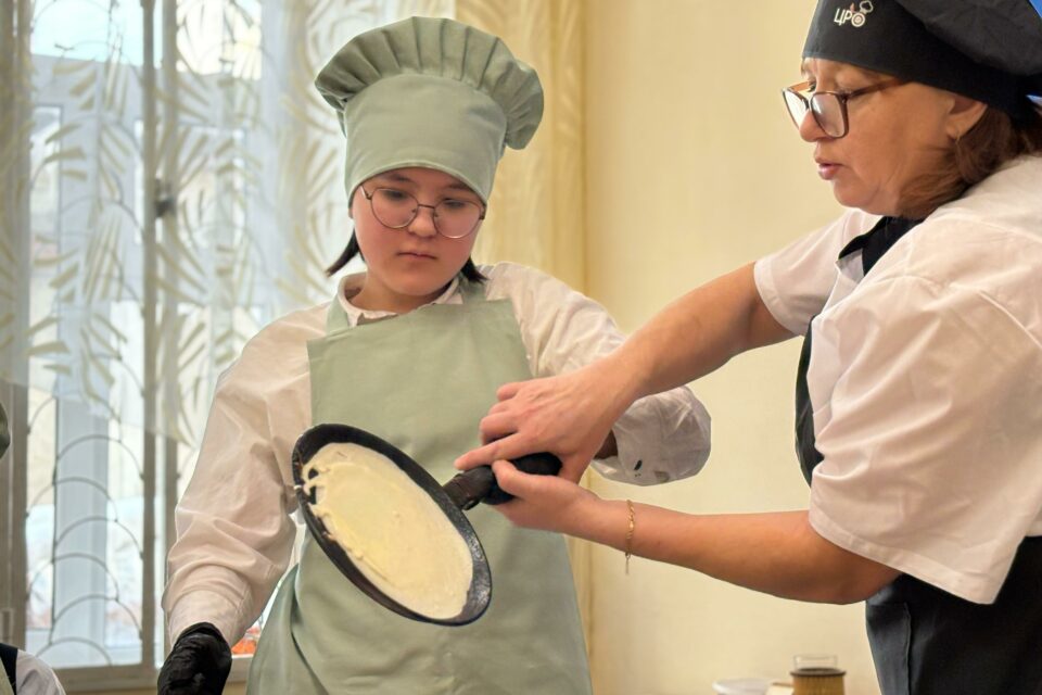 В школах Якутска на Масленицу прошли мастер-классы по приготовлению блинов