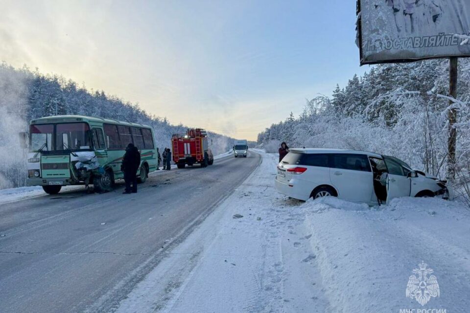 Автобус с пассажирами столкнулся с автомобилем в Якутске