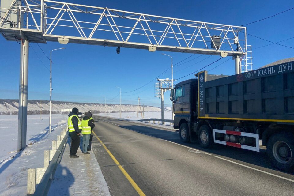 Большегрузы начнут штрафовать с марта за перевес на дорогах «Нам» и «Умнас» в Якутии