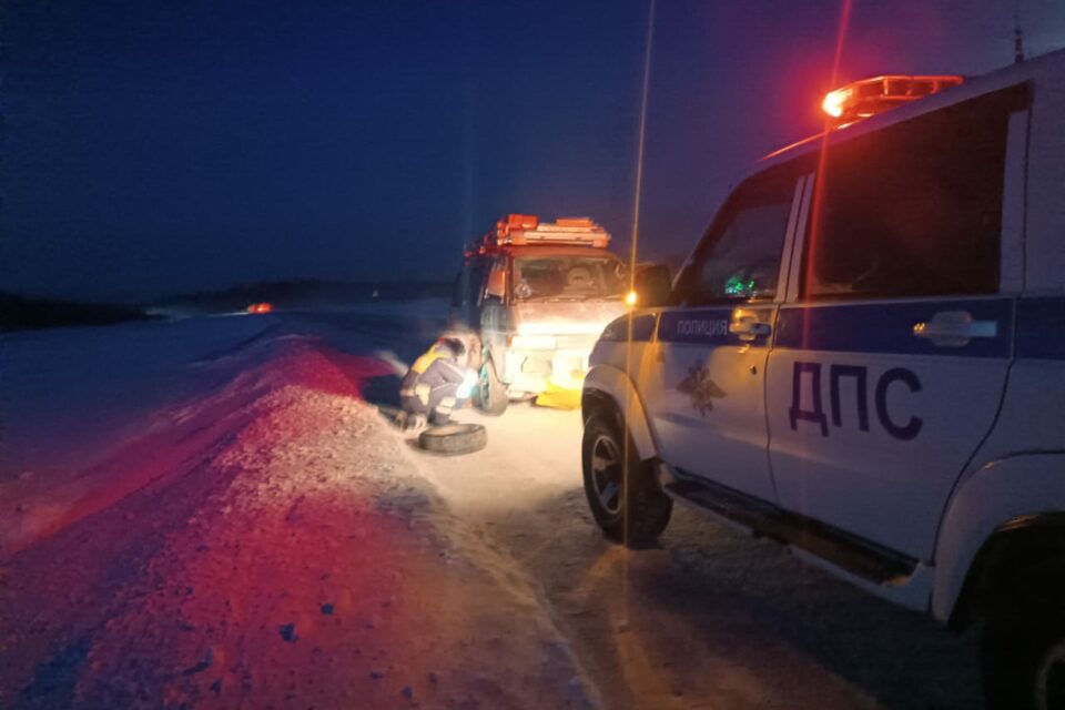 В Таттинском районе инспекторы ДПС помогли замерзающему на трассе водителю