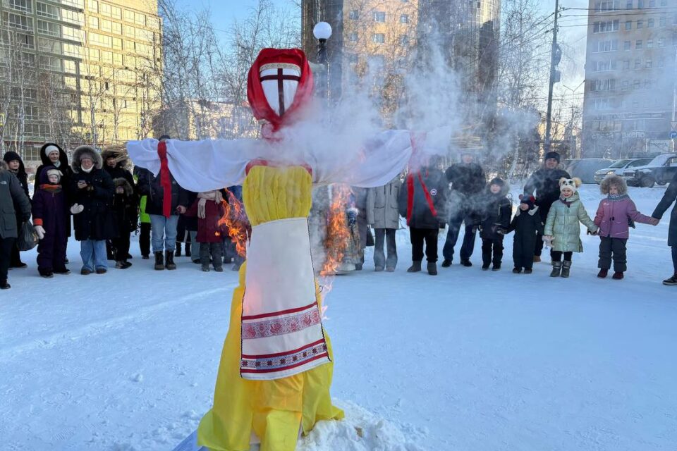 В Якутске сожгли чучело Масленицы