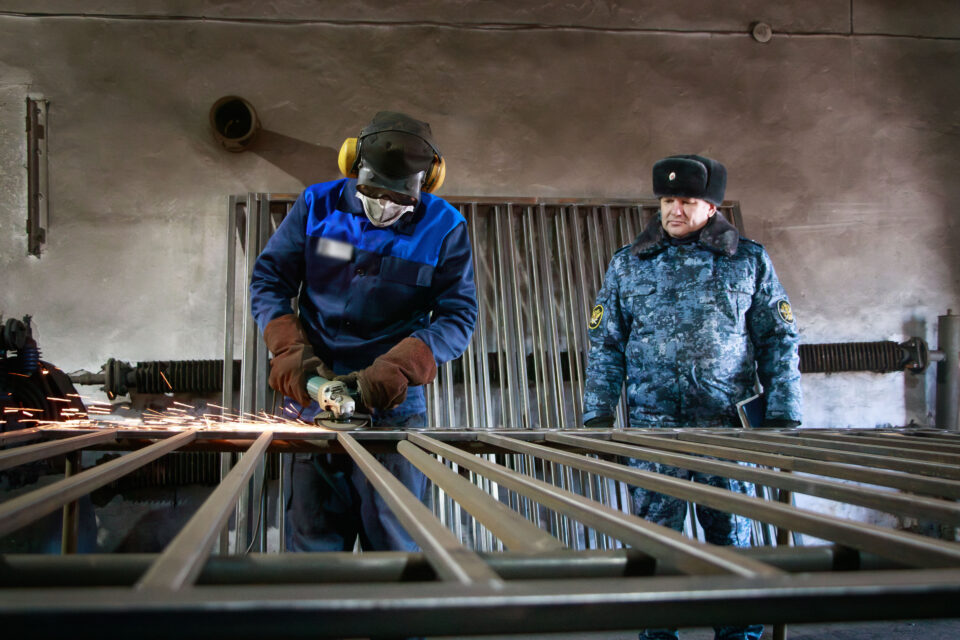 Осужденные изготовили металлические ограждения для Айхальской городской больницы