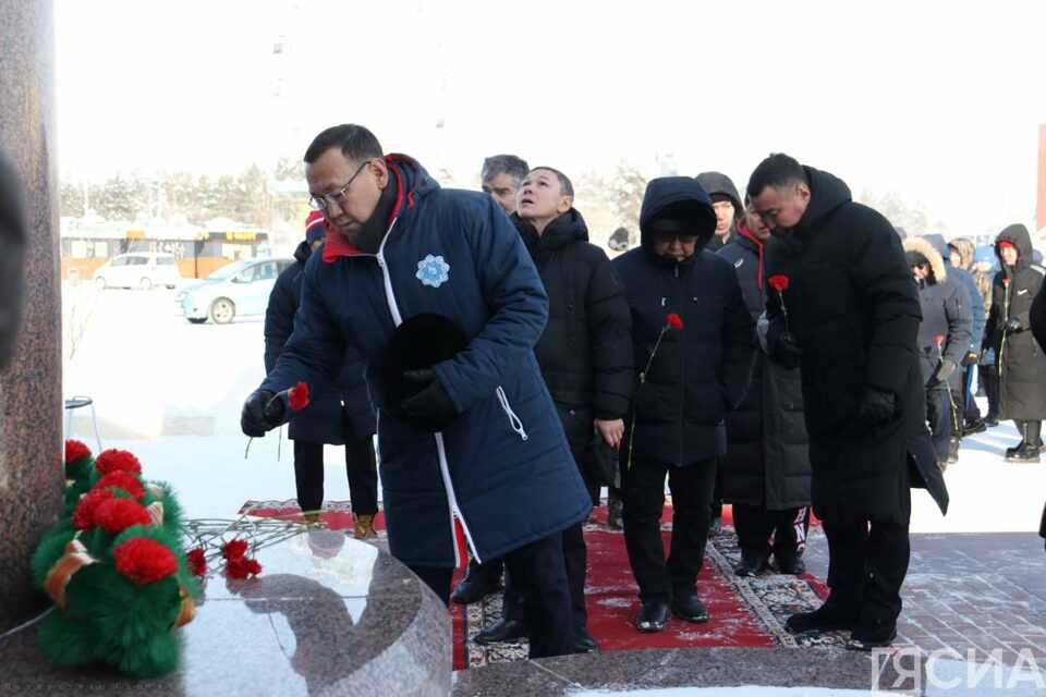 В Якутске общественность возложила цветы к памятнику Роману Дмитриеву