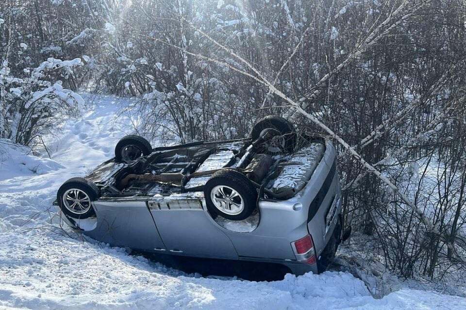 Автомобиль с пассажирами перевернулся в Горном районе