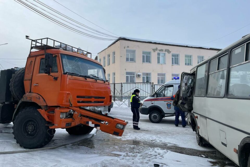 Девять человек пострадали при столкновении автобуса и большегруза в Якутске