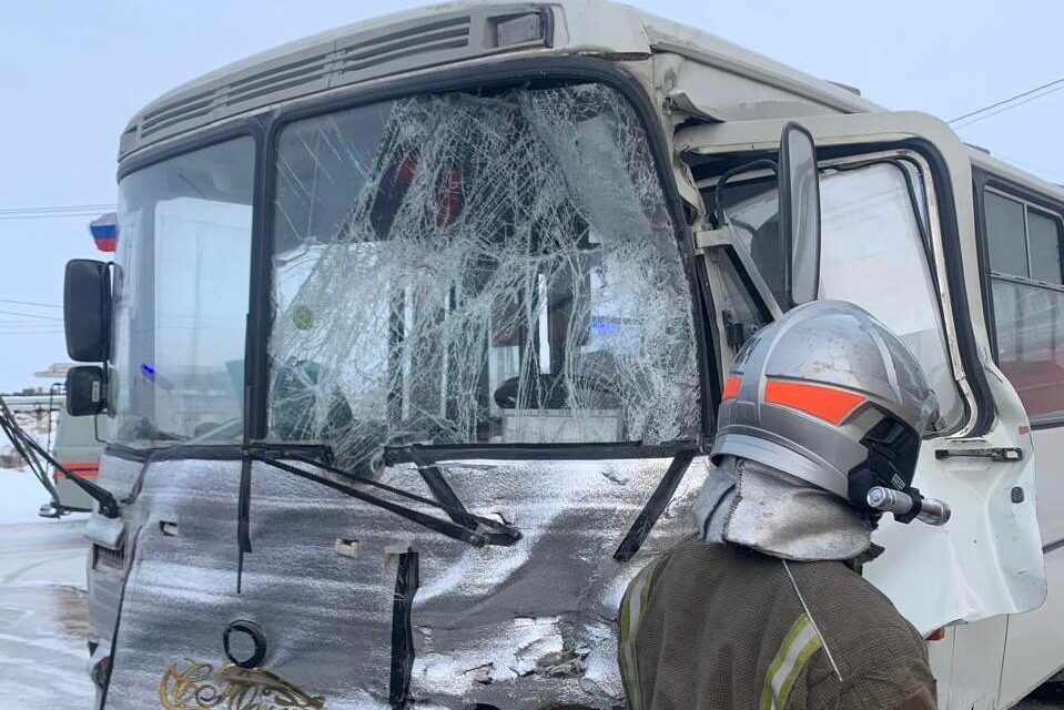 В ДТП с маршрутным автобусом в Якутске пострадали семеро взрослых и четверо детей