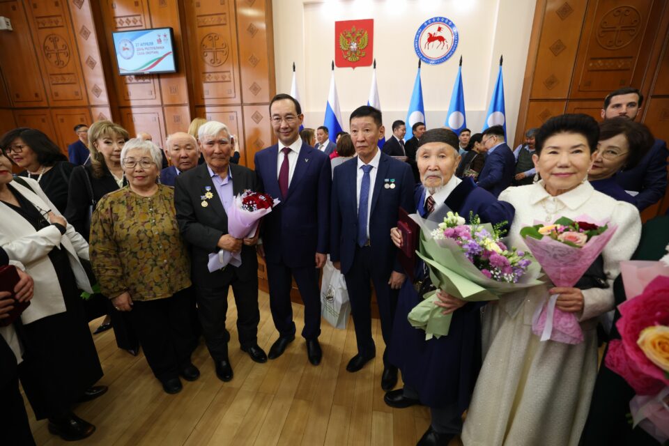 «Основа крепкой семьи»: глава Якутии поздравил с Днем отца
