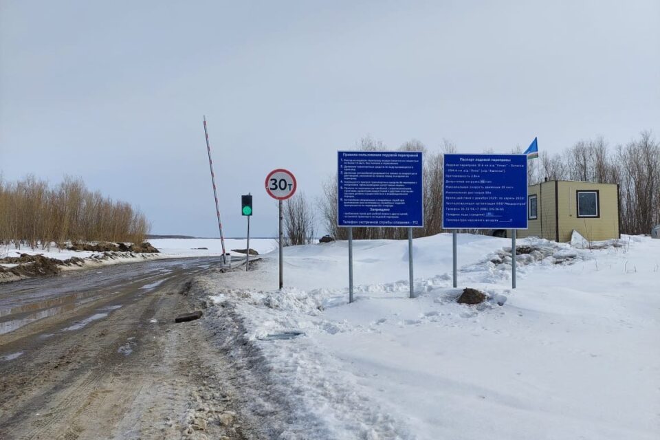 На региональных автозимниках через Лену снизили грузоподъемность