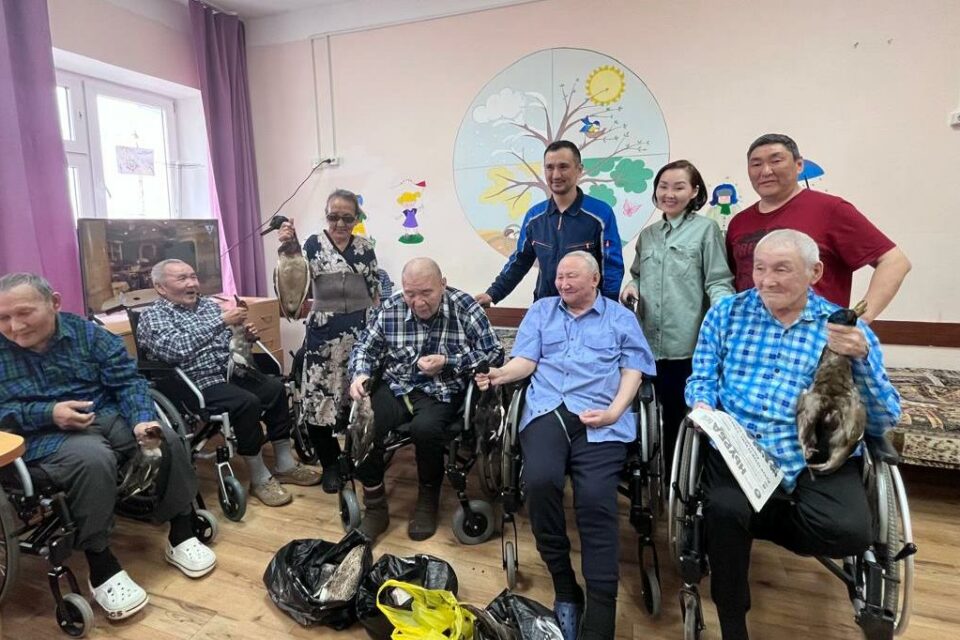 Работники Нюрбинского филиала ГУП «ЖКХ РС (Я)» передали весеннюю дичь постояльцам дома-интерната