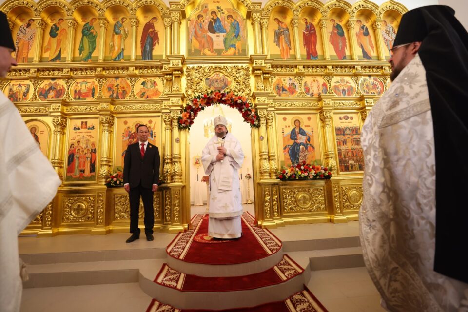 Храм-памятник защитникам Отечества освятили в Якутии в День Победы