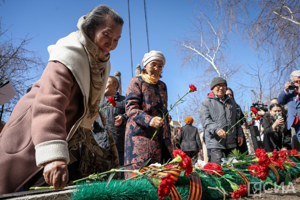 К мемориальной доске воинам-журналистам Якутии возложили цветы