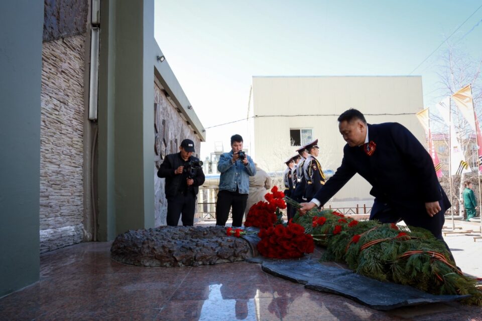 Депутаты Якутской гордумы возложили цветы к мемориалу «Солдат Туймаады»