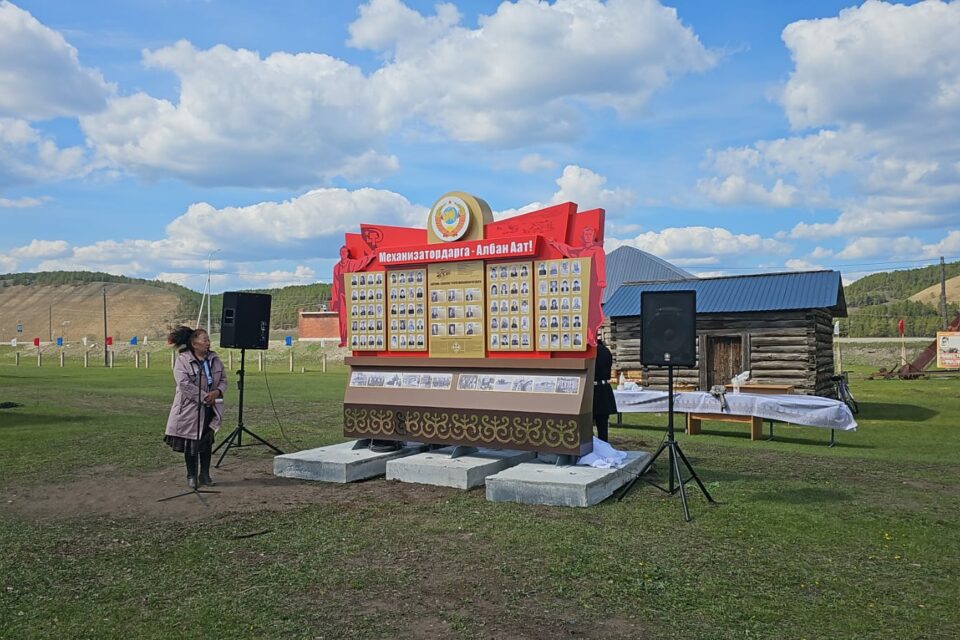 В Хангаласском районе Якутии открыли стелу, посвященную труду механизаторов