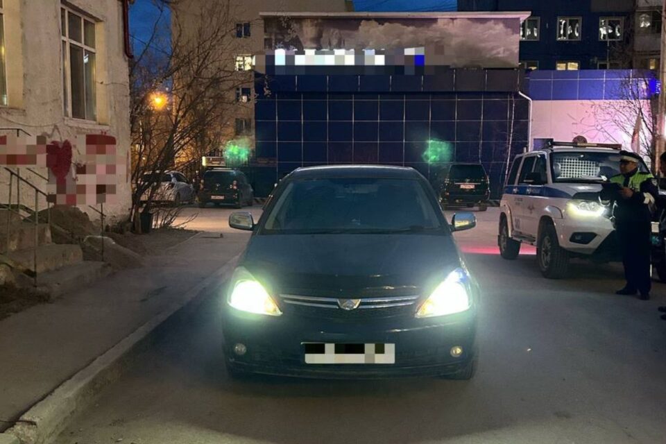 Два подростка пострадали при наезде автомобиля в Якутске