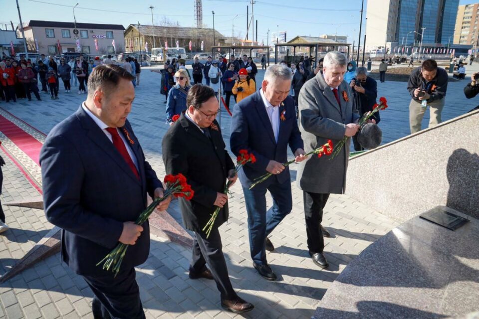 В Якутске в сквере Матери прошла церемония возложения цветов