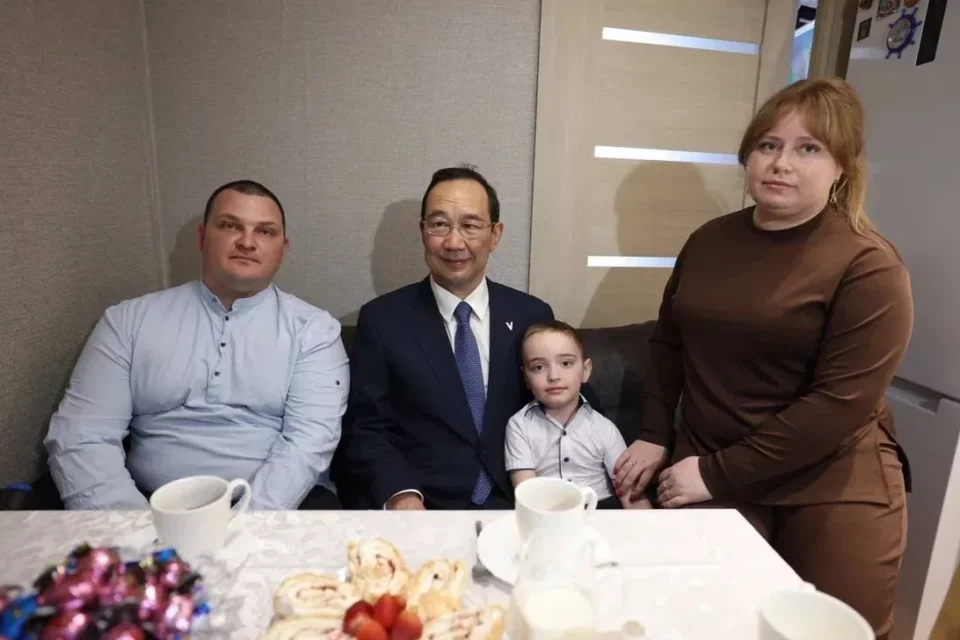 Семью участника СВО в поселке Усть-Нера навестил Айсен Николаев