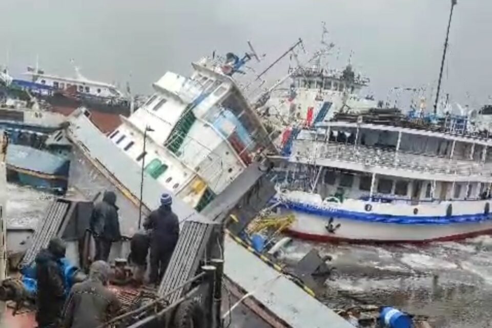 В Жатайском затоне подтопило суда. Одно ушло полностью под воду