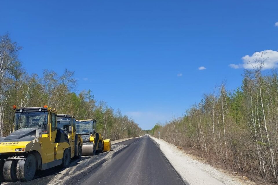 В Якутии на автодороге «Нам» приступили к укладке асфальта