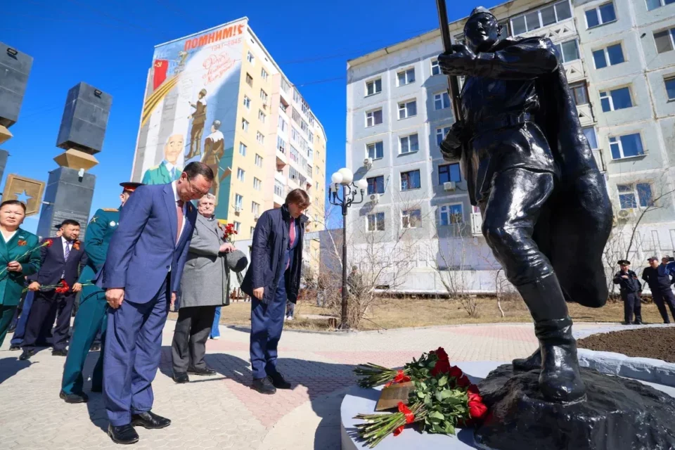 Сергей Кравцов и Айсен Николаев возложили цветы к мемориалу «Солдат Туймаады»