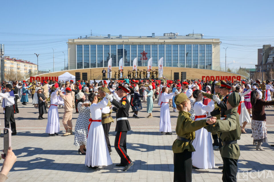 5,5 тысяч пар станцевали вальс Победы в Якутске