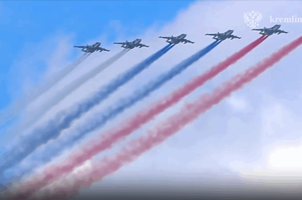 Видео. Пролетом авиации и триколором на небе над Москвой завершился парад Победы