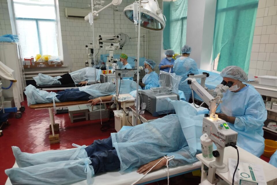 Более 400 операций провели якутские офтальмологи в ДНР