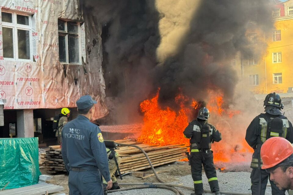 На стройке школы №1 в Якутске вспыхнул пожар