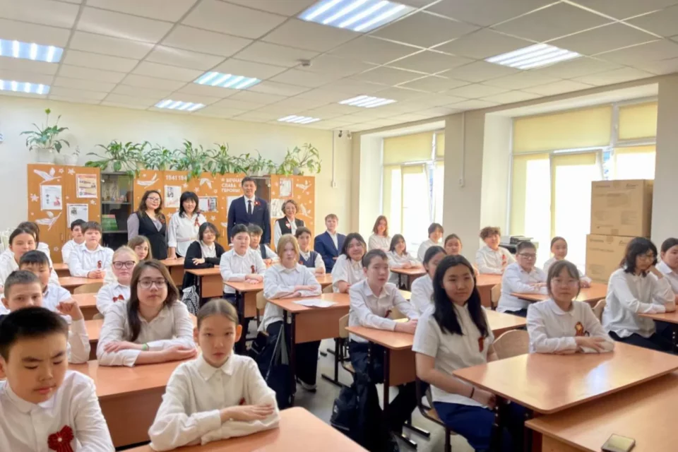 Вице-премьер Якутии провел патриотический урок для школьников ко Дню Победы