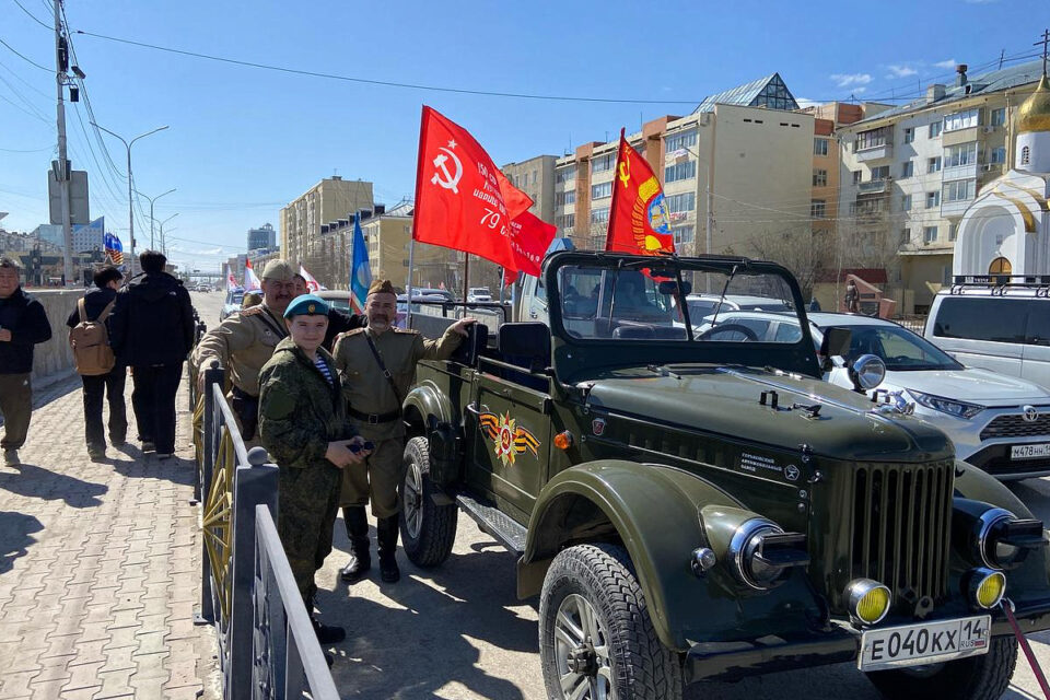 Колонна ретро-автомобилей проехала по улицам Якутска в честь 80-летия Победы