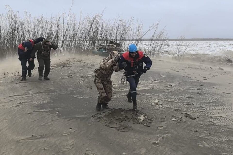 Охотники застряли на острове в Якутске во время ледохода