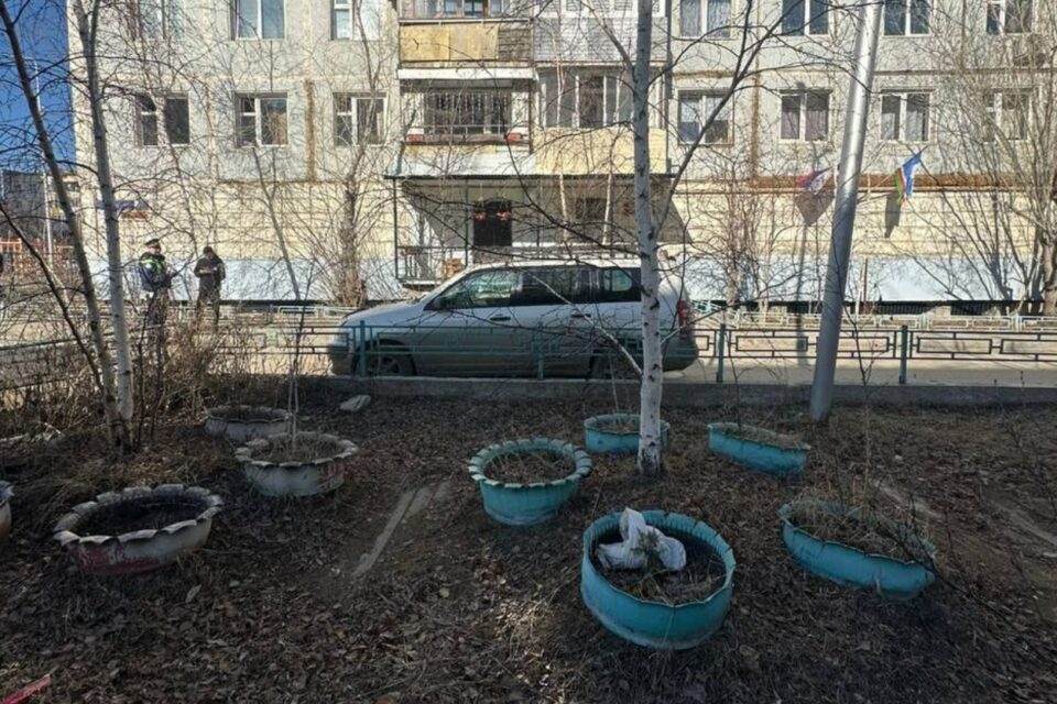 В Якутске неизвестные водители протаранили автомобили