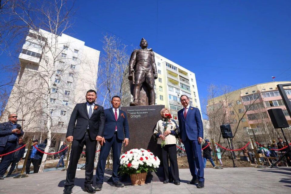 Памятник Федору Попову открыли в Якутске