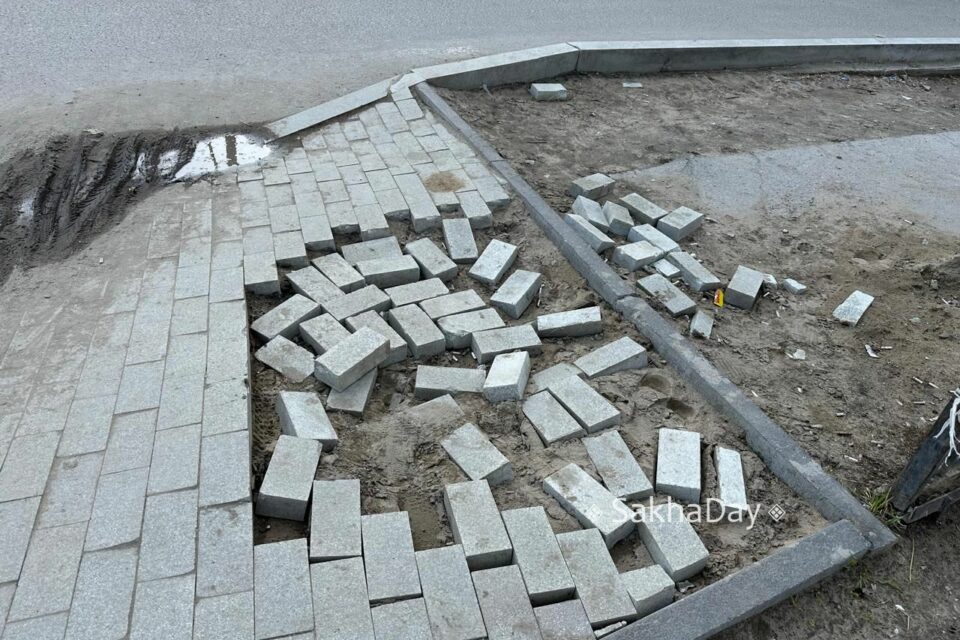 Григорьев поручил наказать ответственных за разбор плитки в центре Якутска