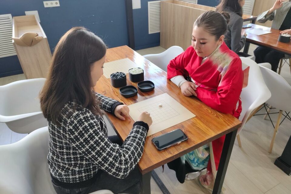 Якутские студенты знакомятся с игрой го при поддержке АЭБ