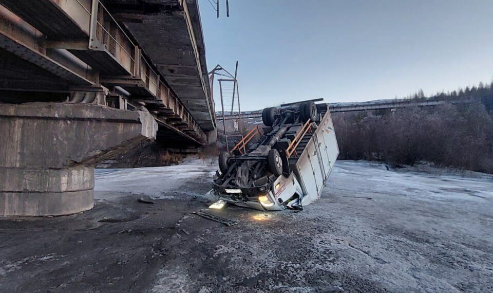 Грузовик упал с моста колесами вверх в Нерюнгринском районе