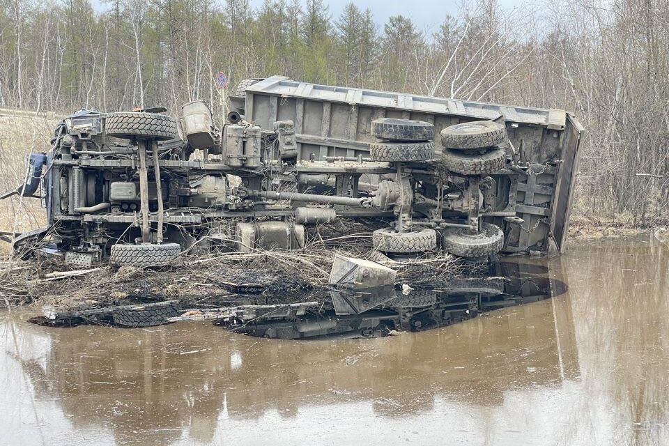 Водитель пострадал при опрокидывании большегруза в Намском районе