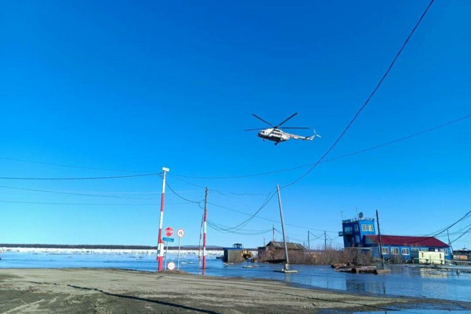 Уровень воды у Среднеколымска начал снижаться после подрыва затора