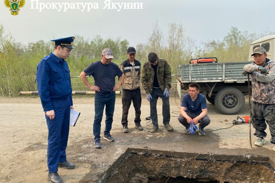 Провал образовался на мосту в Нюрбе. Движение перекрыто