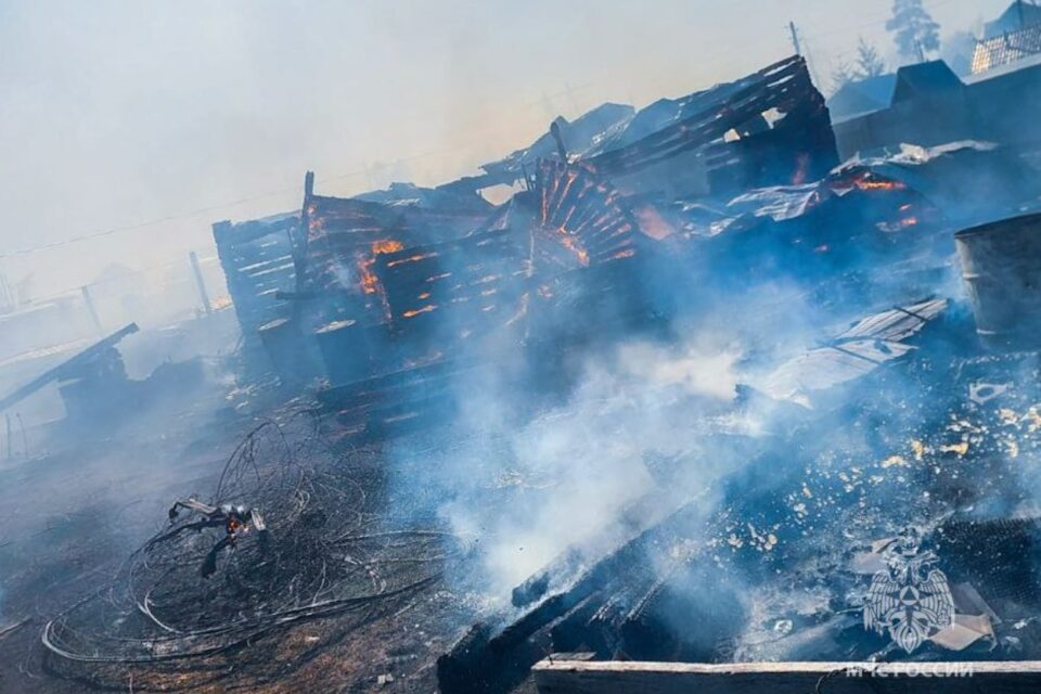 Названа предварительная причина пожара в Нижнем Бестяхе
