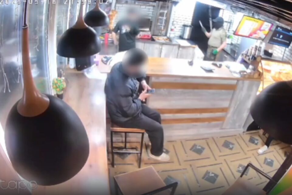 Мужчина в камуфляже с ножом напал на шаурмичную в Якутске