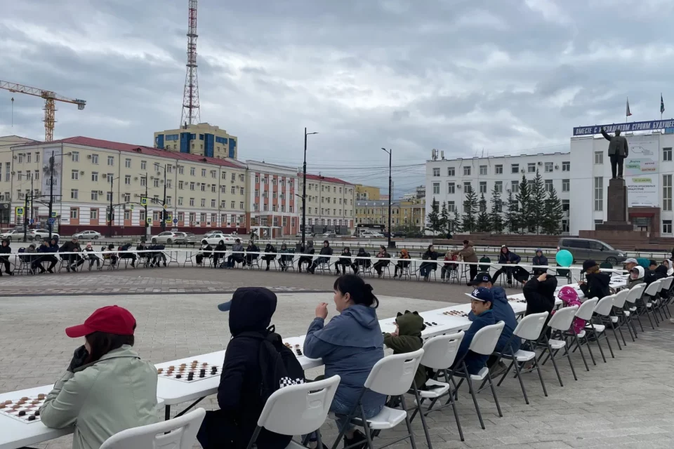На площади Республики состоялся сеанс одновременной игры по русским шашкам