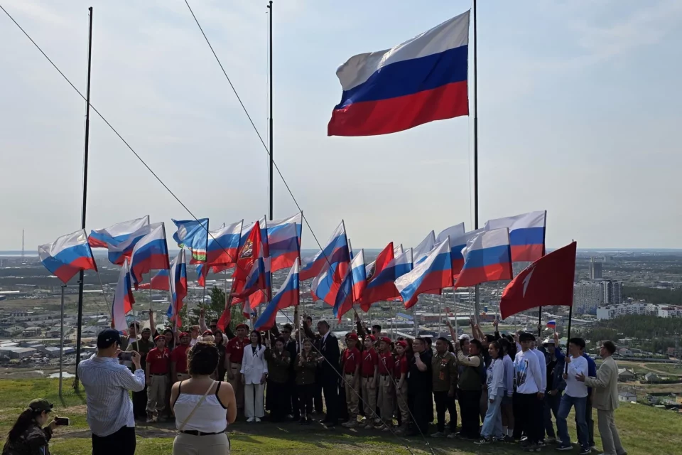 В День России на смотровой площадке Якутской ГРЭС-2 подняли флаг РФ