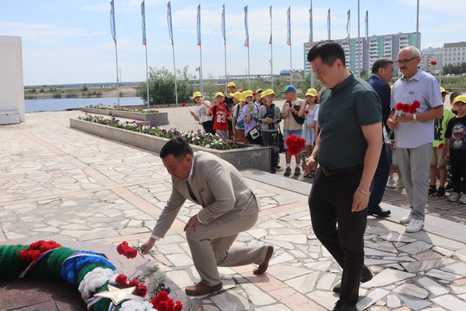 В Дни армейской культуры на площади Победы Якутска возложили цветы якутянам-героям