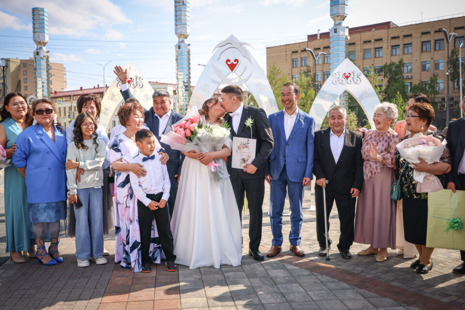 Первая торжественная регистрация брака состоялась на площади Республики