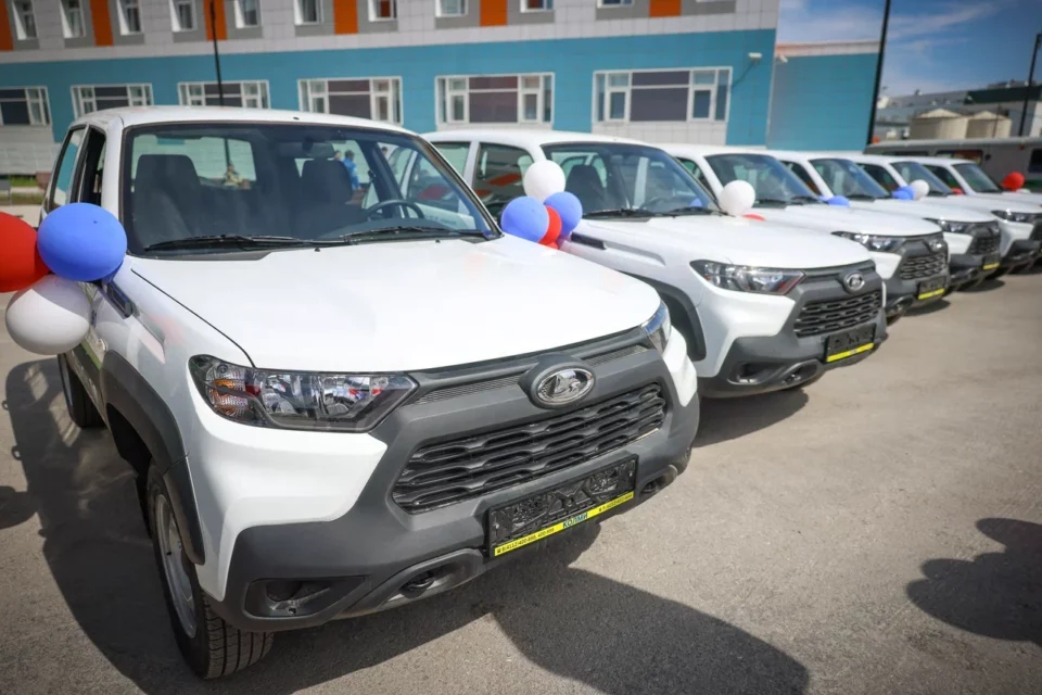 17 новых автомобилей передали районным больницам Якутии